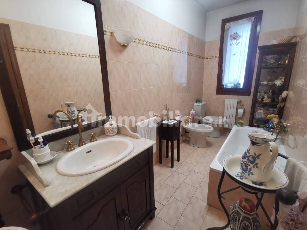 Bagno finestrato 1° piano