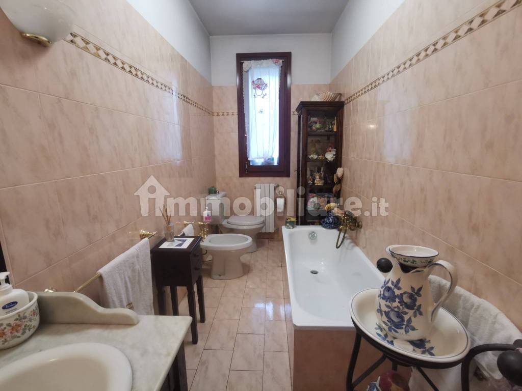 Bagno finestrato 1° piano