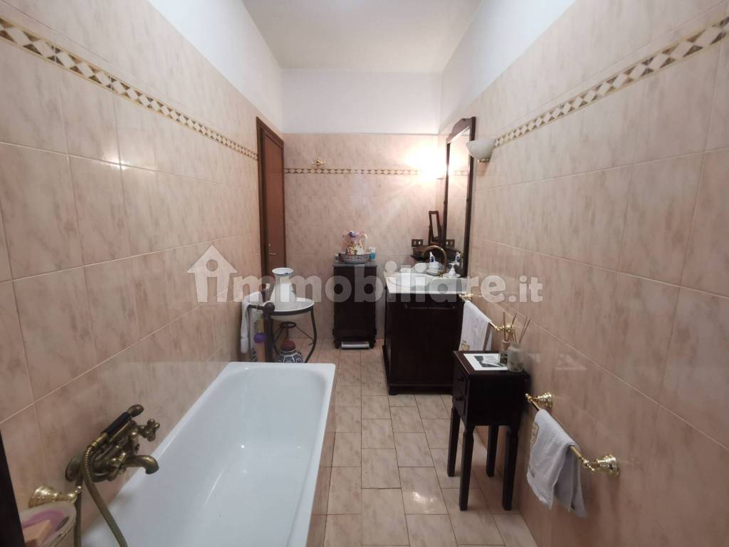 Bagno finestrato 1°piano