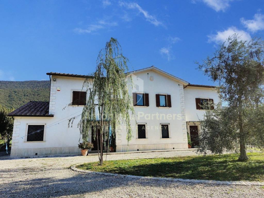 In vendita luminosa villa di campagna a massa mart