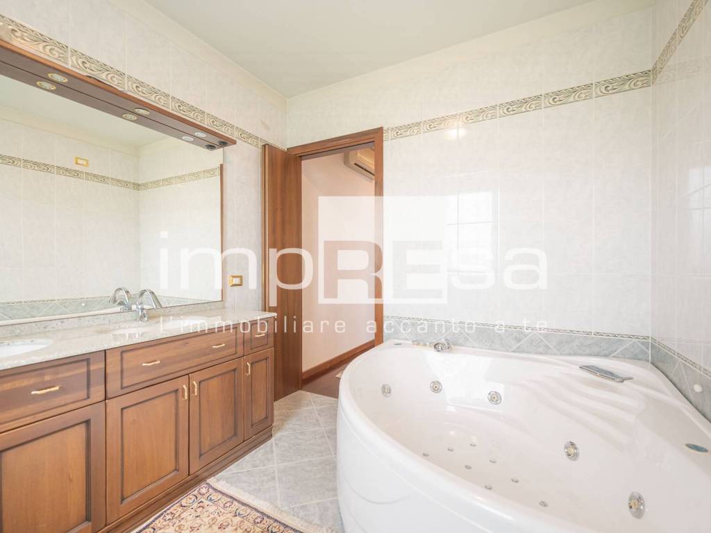 Bagno con vasca idromassaggio