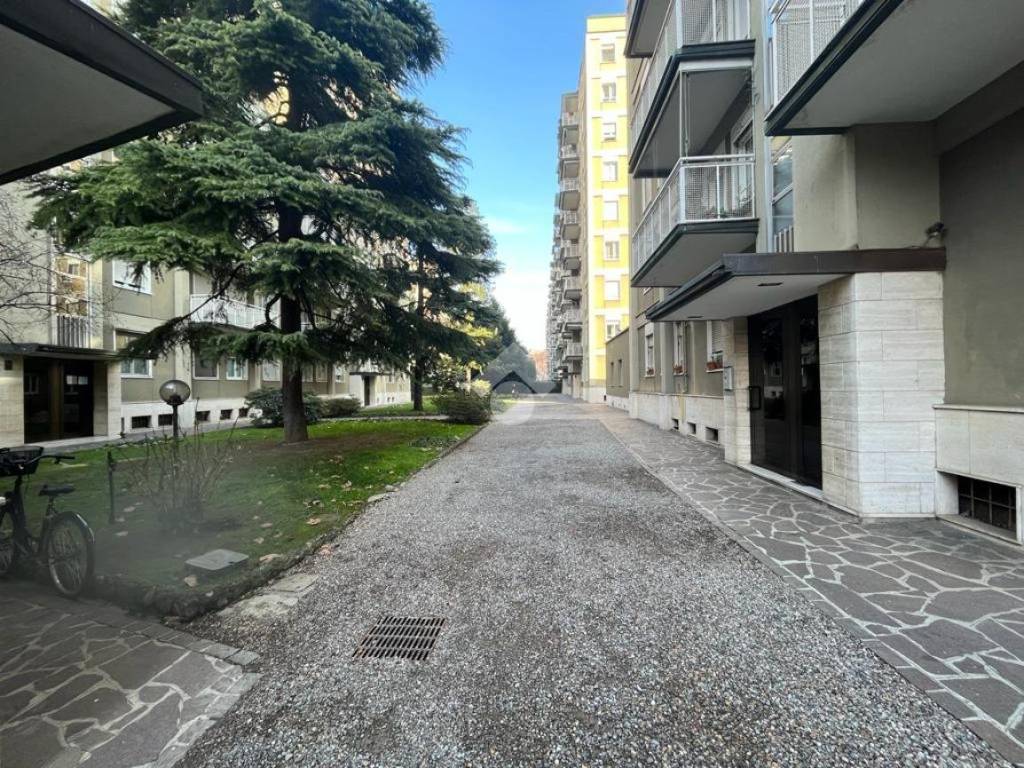 Vendita Appartamento Milano. Trilocale in via Alcuino 1. Da ristrutturare,  sesto piano, con balcone, riscaldamento centralizzato, rif. 104018001