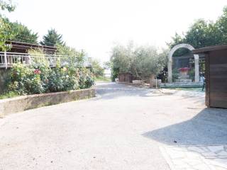 piazzale con arco in pietra