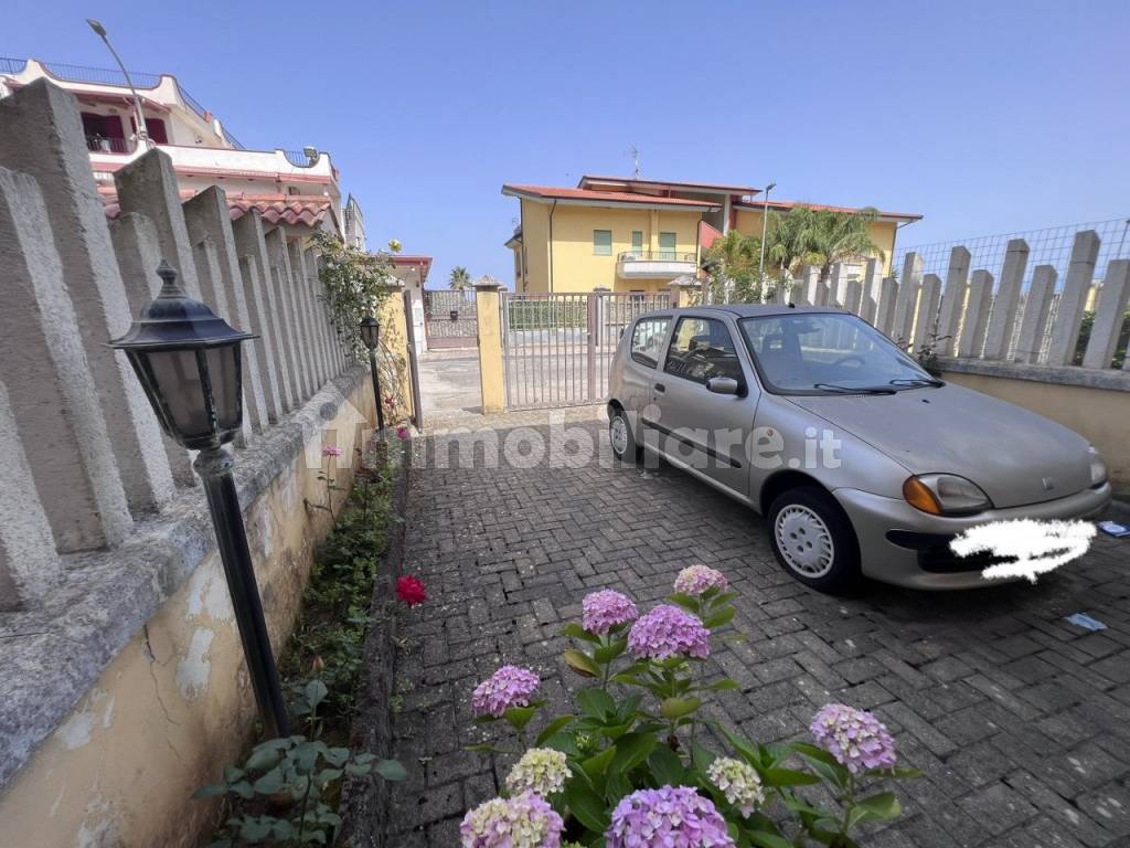 Giardino con posto auto