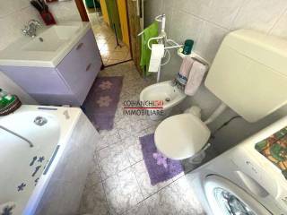 bagno finestrato con vasca