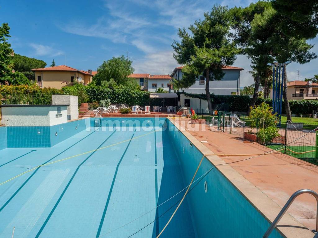 piscina condominiale