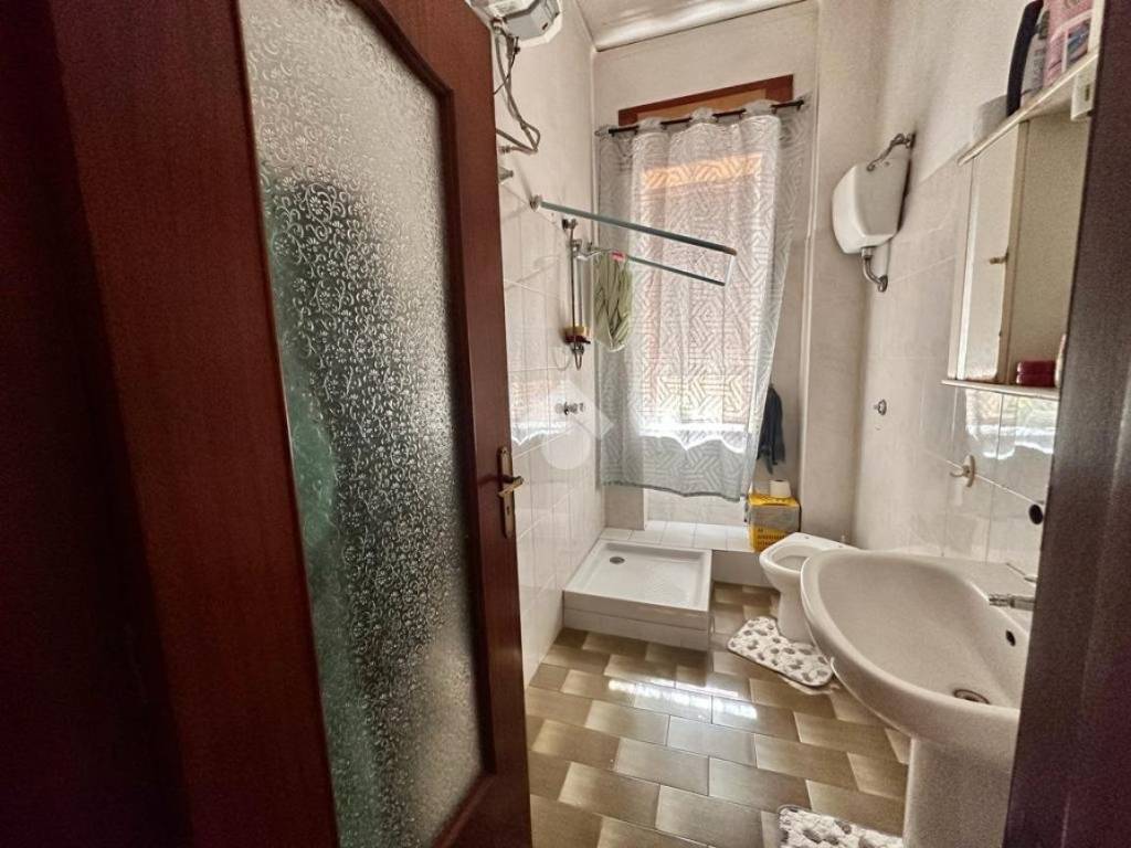 BAGNO CON DOCCIA PIANO RIALZATO INTERNO