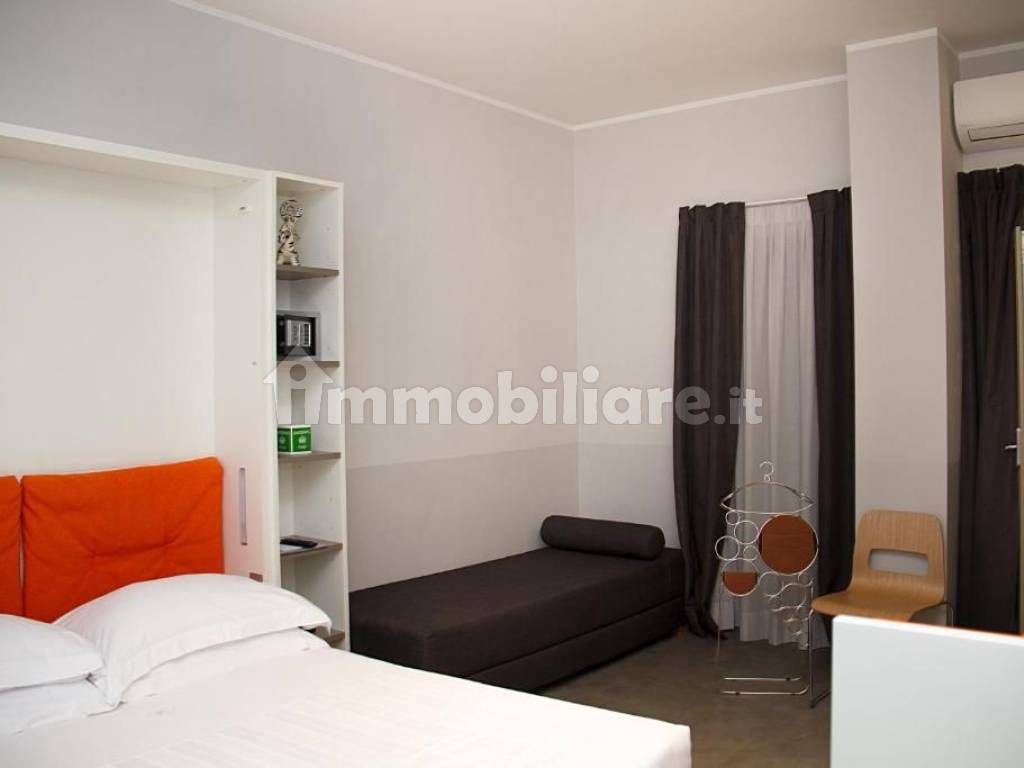 Rent Apartment Turin. 2room flat in piazza Castello 15. Second floor