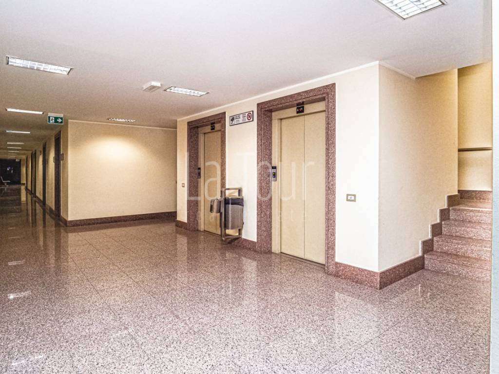 corridoio condominiale e ascensore