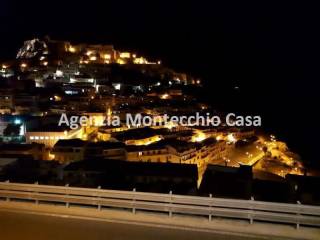 vista di Castelsardo di notte