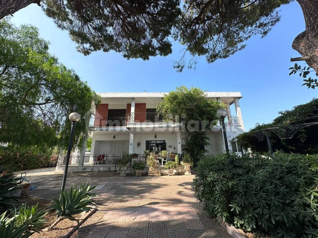 Vendita Villa unifamiliare in via Lama , 21 Taranto. Buono stato, posto  auto, con terrazza, riscaldamento autonomo, 658 m², rif. 104391511