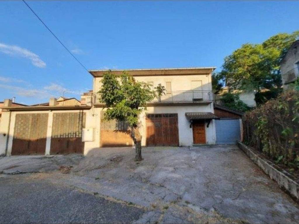 Sale Single family villa in via Maturo 12 Latronico. Good condition