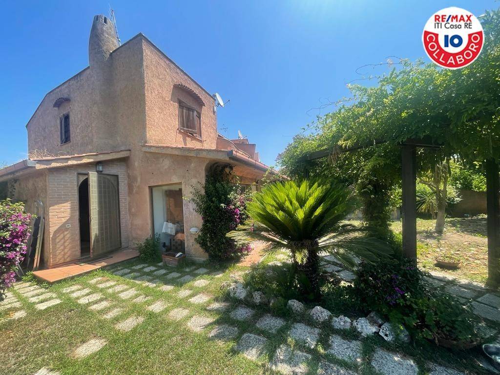 Vendita Villa bifamiliare in viale Colle Romito Ardea. Ottimo stato, posto  auto, con terrazza, riscaldamento autonomo, 120 m², rif. 104512689