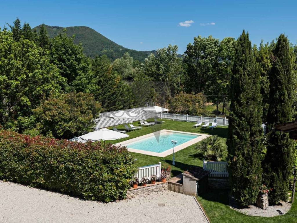 piscina e giardino