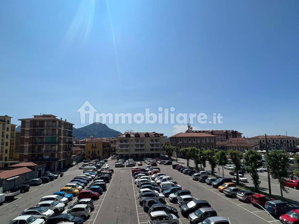 affaccio balcone su piazza mercato