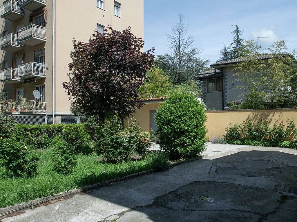 VILLA CON GIARDINO BOX E CORTILE A VOGHERA