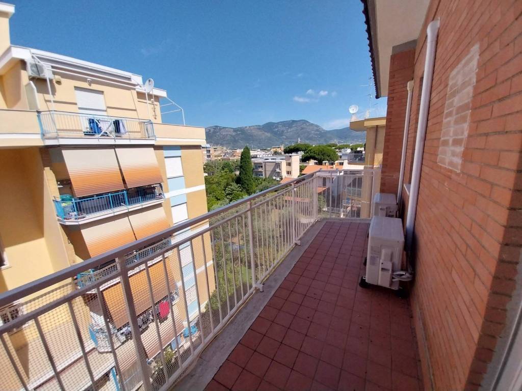 Quadrilocale viale europa 74, lungomare circe, via badino, terracina