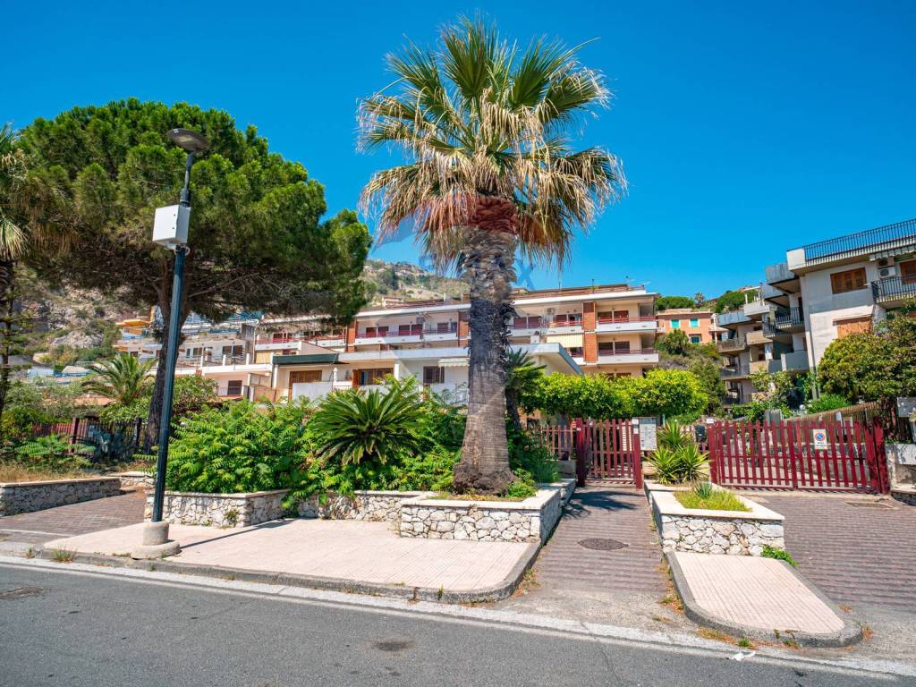 Vendita Appartamento Sant'Alessio Siculo. Trilocale in via lungomare