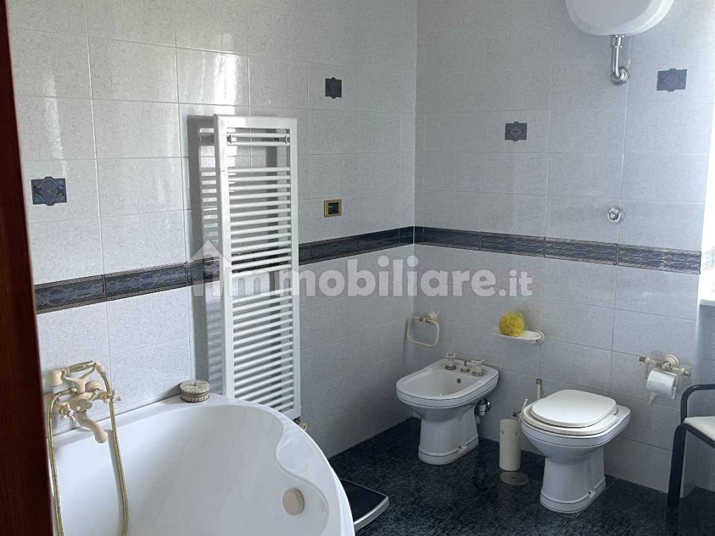 bagno con vasca idromassaggio