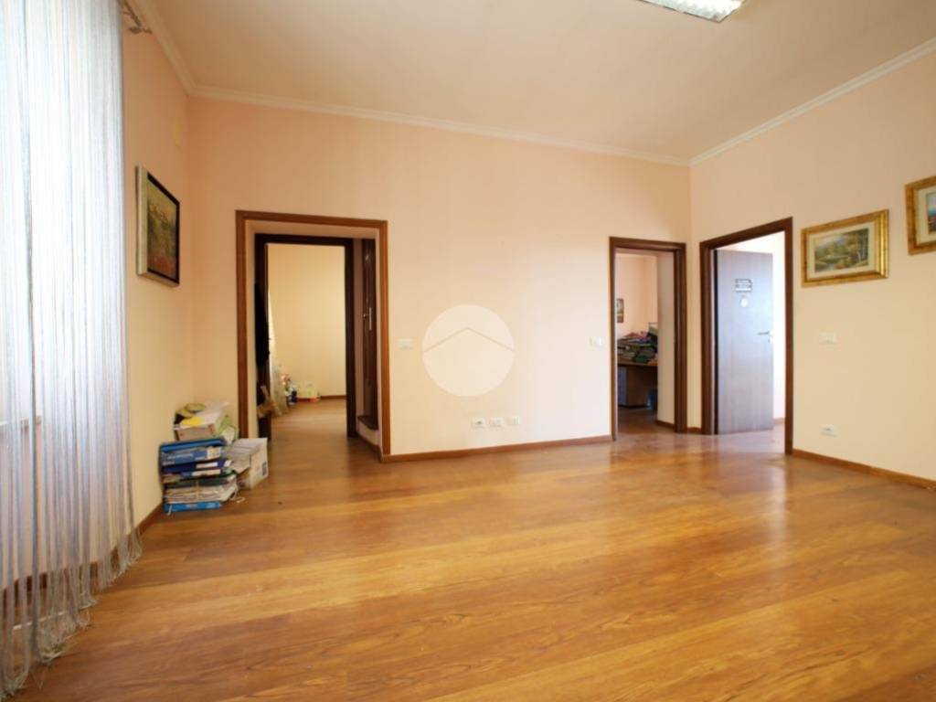 Vendita Appartamento Viterbo. Trilocale in via Lazio 1. Buono stato, primo  piano, posto auto, con balcone, riscaldamento autonomo, rif. 104565449