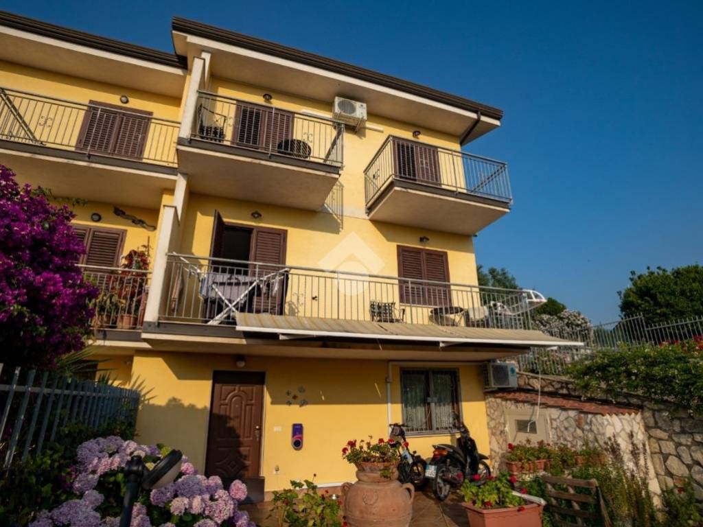 Vendita Villa a schiera in Strada O San Lucido. Nuova, posto auto, con  balcone, 250 m², rif. 104614557