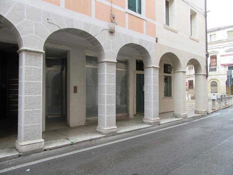Locale commerciale via carlo alberto 23, piazza del grano - burchiellati, treviso