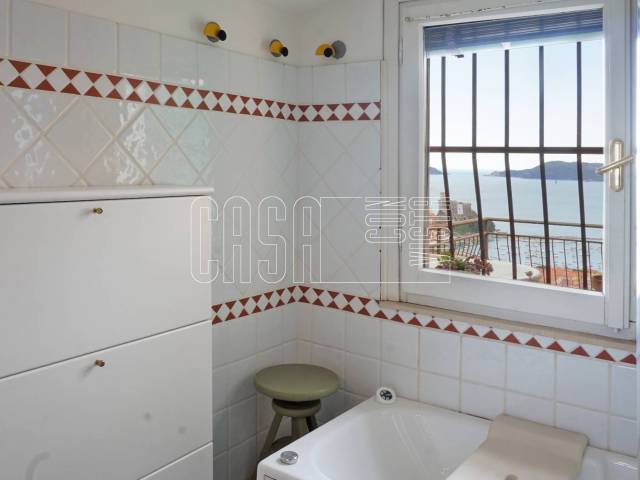 Bagno finestrato con vasca e vista mare