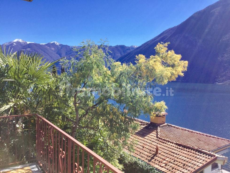 vista lago da balcone