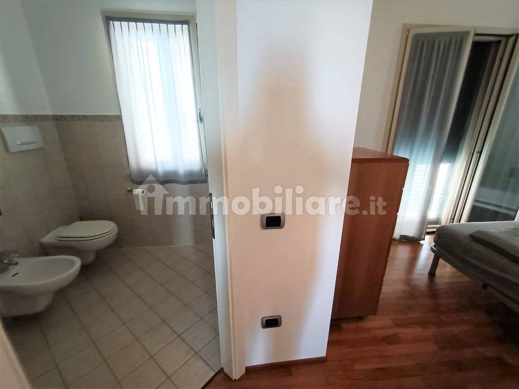 ingresso a 2 camera con 2 bagno con doccia