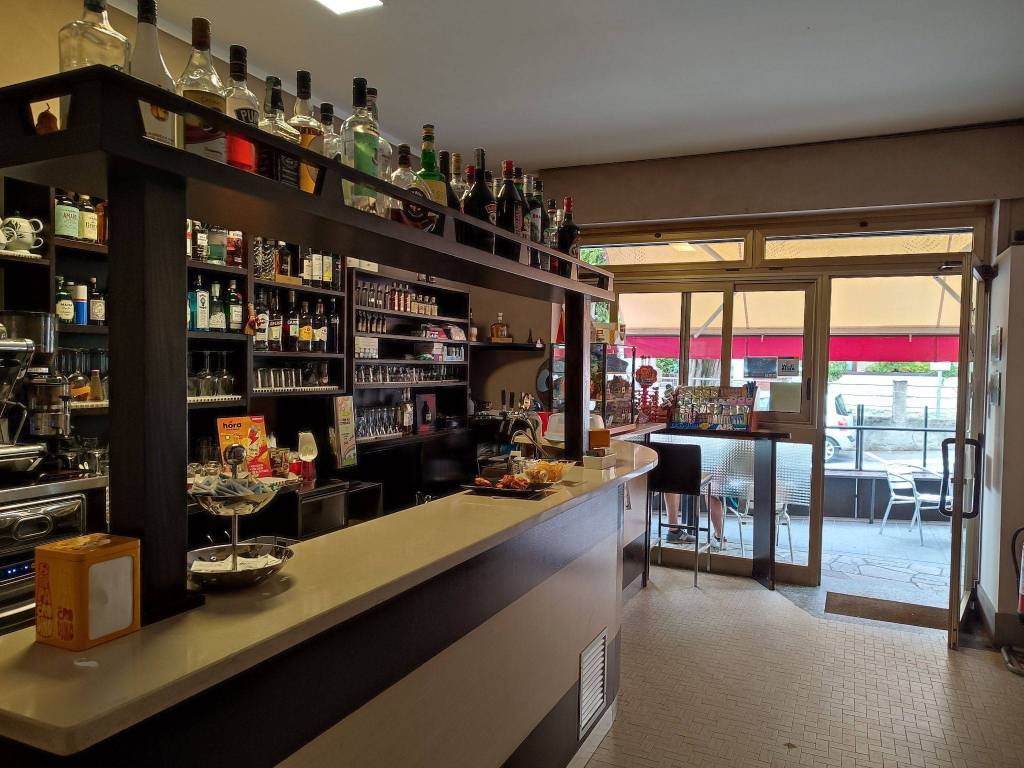 Bar via maggiore 2, cadrezzate con osmate