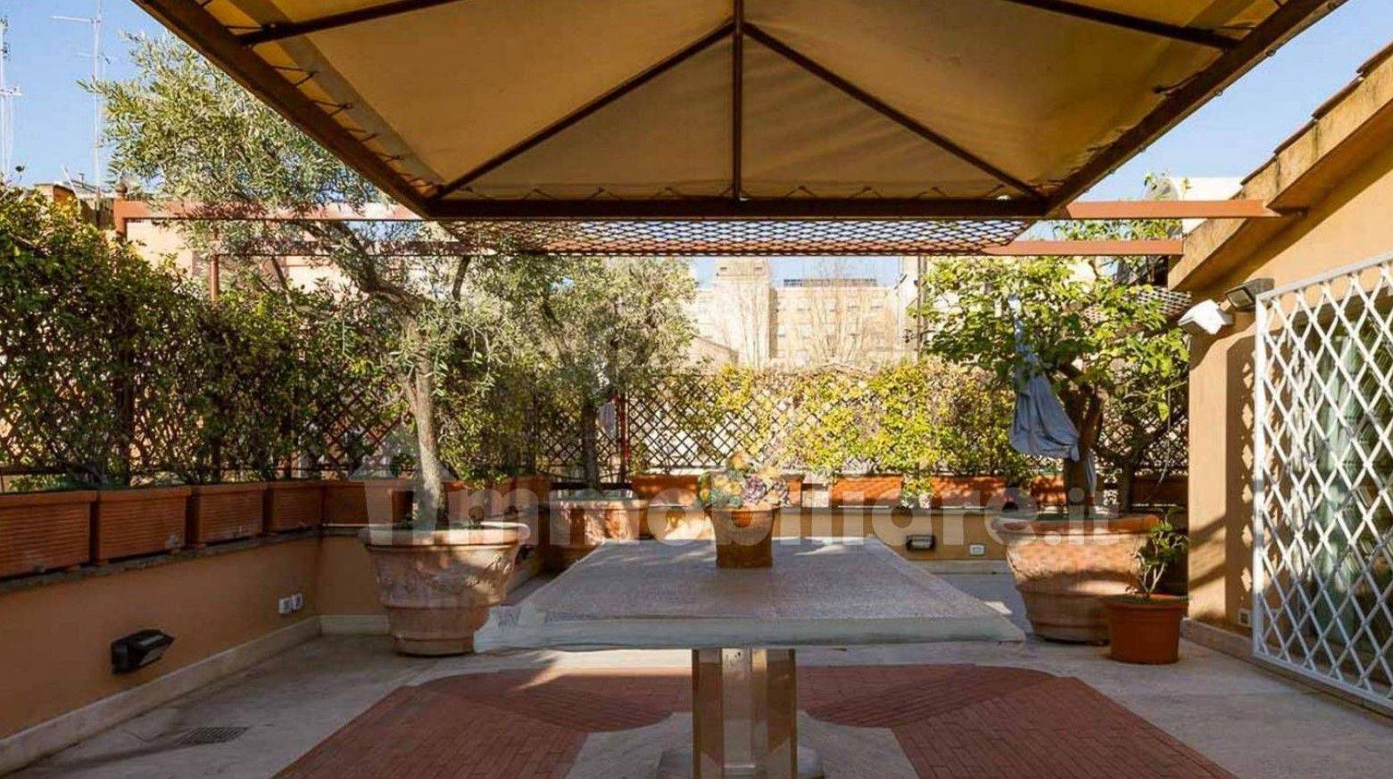 Palazzo - Edificio in vendita a Roma