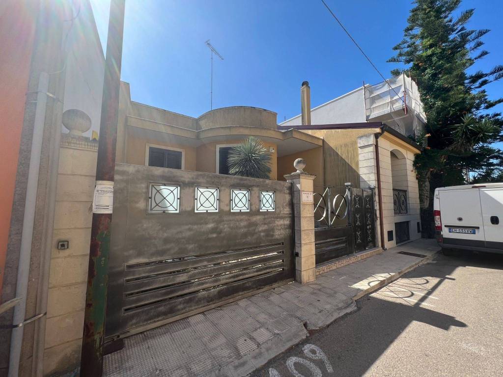 Vendita Villa a schiera in via Lequile Lecce. Ottimo stato, con balcone