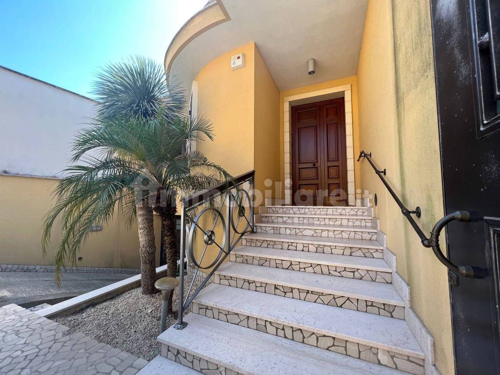 Vendita Villa a schiera in via Lequile Lecce. Ottimo stato, con balcone