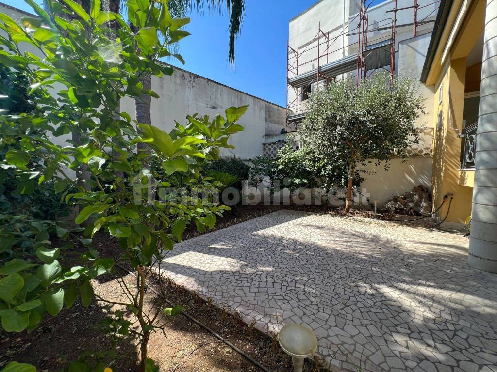 Vendita Villa a schiera in via Lequile Lecce. Ottimo stato, con balcone