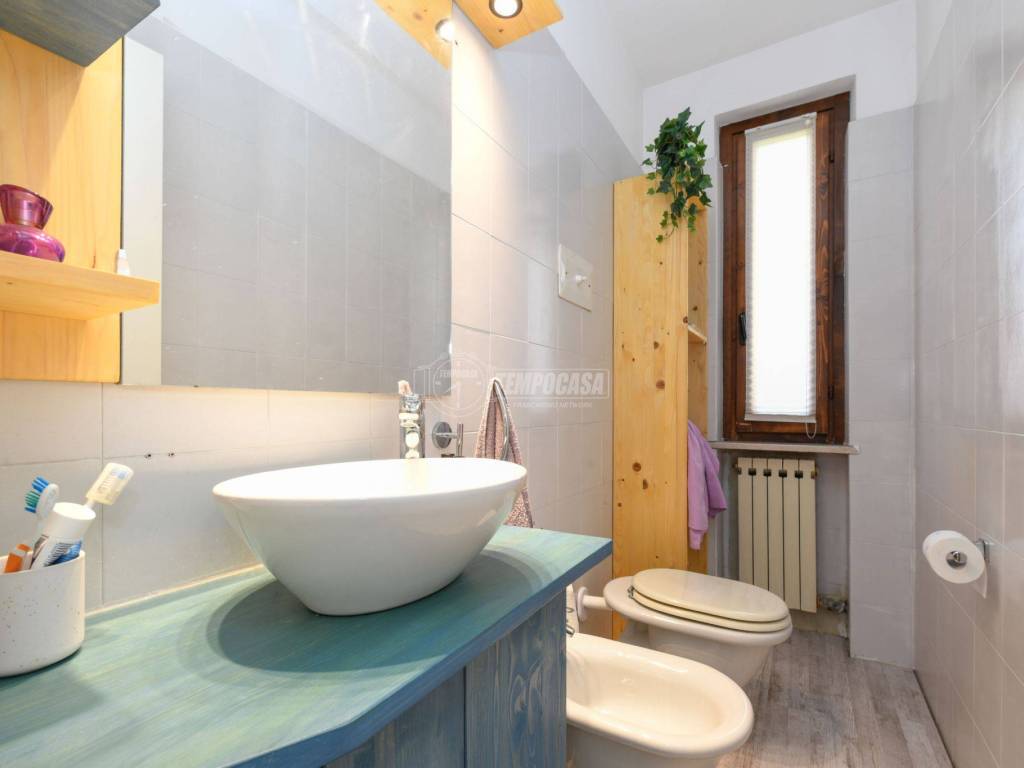 BAGNO FINESTRATO CON DOCCIA