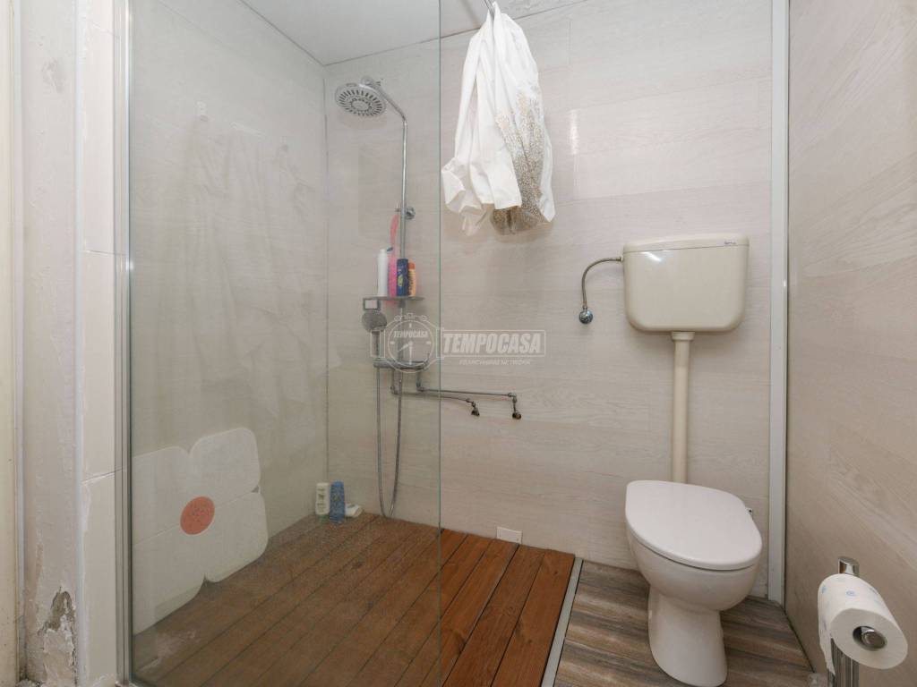 BAGNO FINESTRATO CON DOCCIA