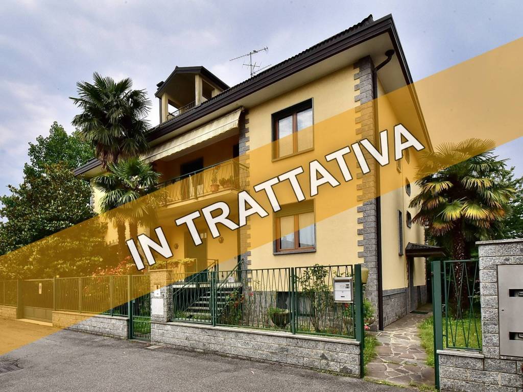 Vendita Appartamento in villa in vicolo Filippo Brunelleschi 34 Caronno  Pertusella. Buono stato, posto auto, con terrazza, riscaldamento autonomo,  332 m², rif. 103903743