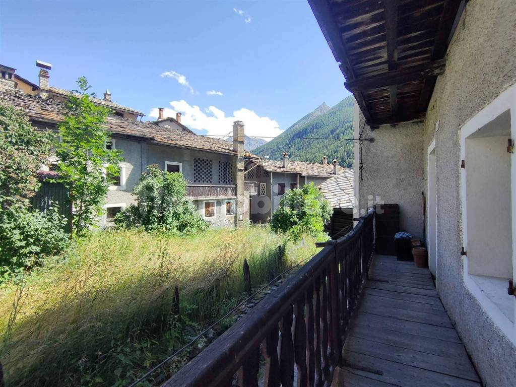 Balcone e ingresso alloggio primo piano