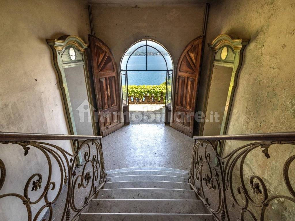 Castello in vendita a Stresa sul Lago Maggiore - scalinata