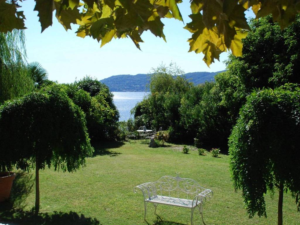 Villa storica con foresteria e grande terreno in vendita a Verbania - giardino