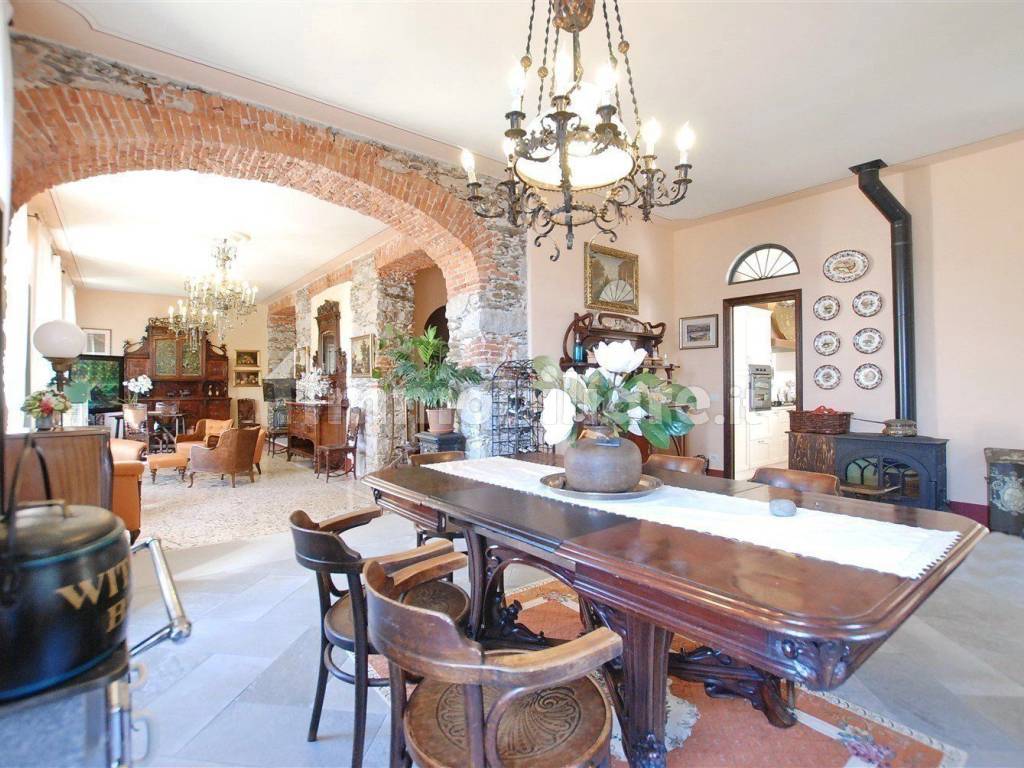 Villa storica con foresteria e grande terreno in vendita a Verbania - ampio salone