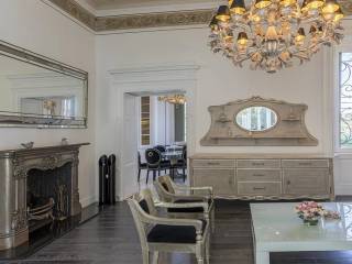 Prestigiosa villa liberty in vendita nel centro di Stresa - soggiorno con camino