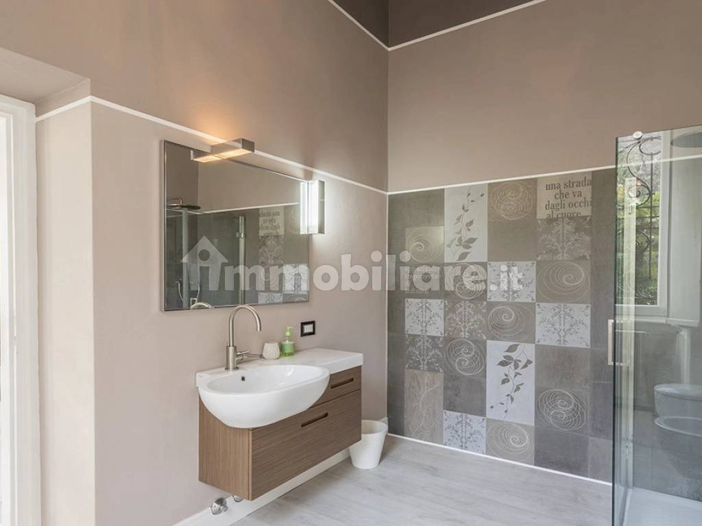 Prestigiosa villa liberty in vendita nel centro di Stresa - bagno con doccia
