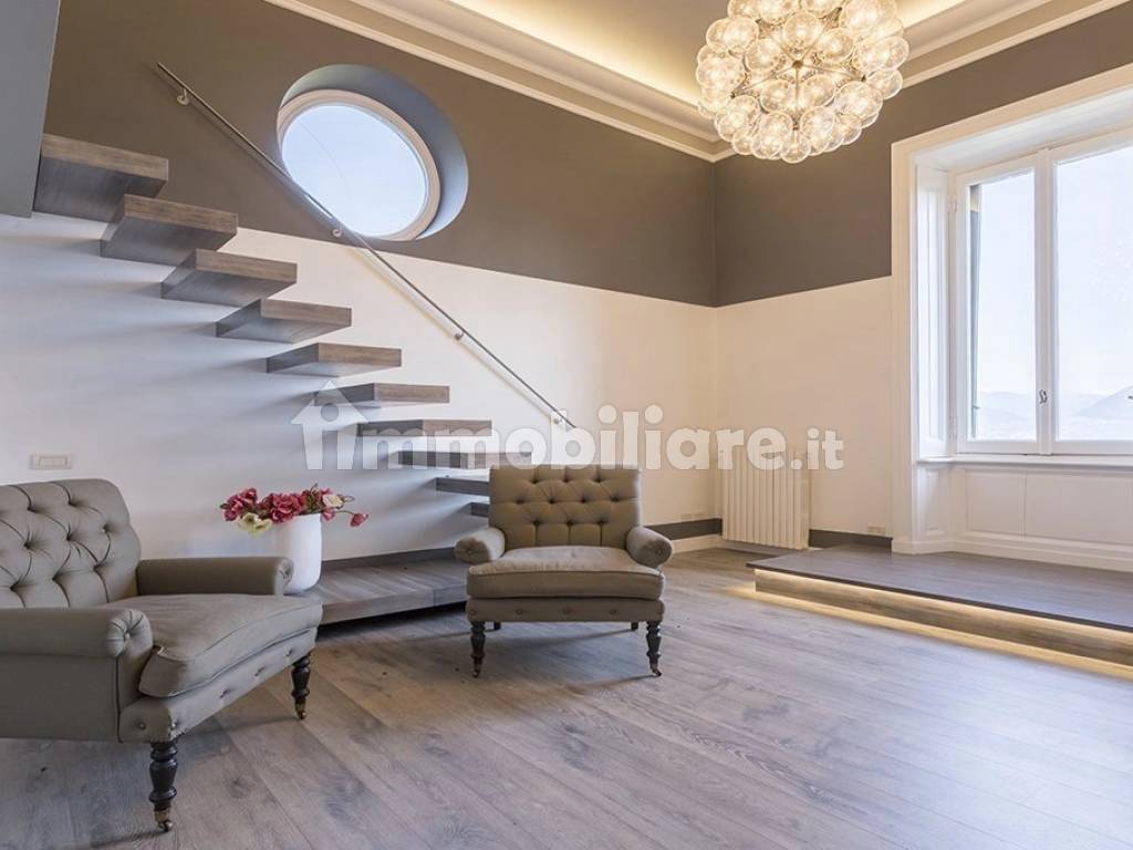 Prestigiosa villa liberty in vendita nel centro di Stresa - elegante salotto