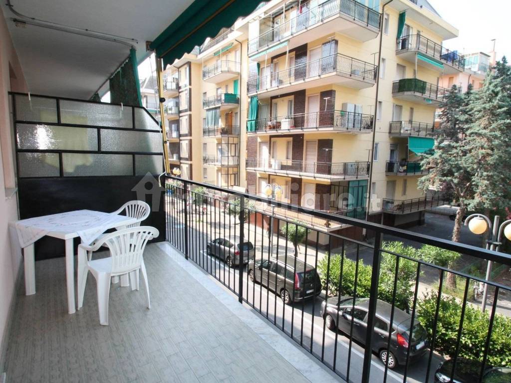 ampio balcone attrezzato con tenda da sole