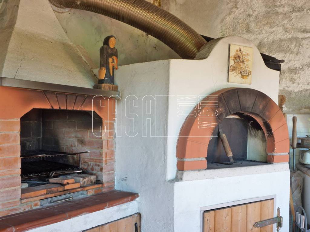 Cucina esterna con forno a legna