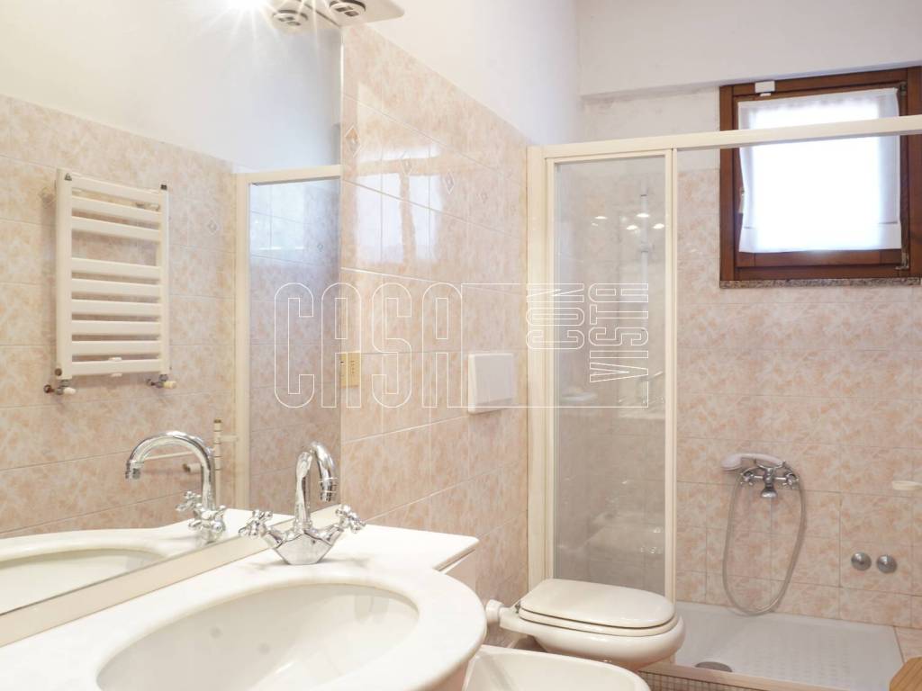 Bagno finestrato con doccia PT