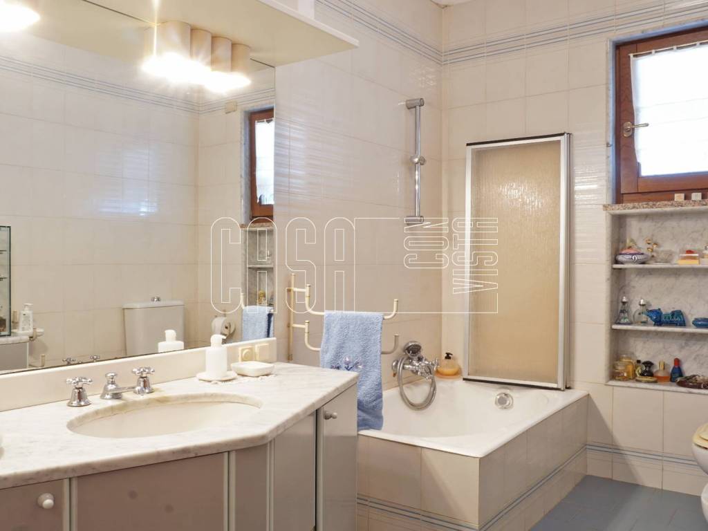 Bagno finestrato con vasca P1