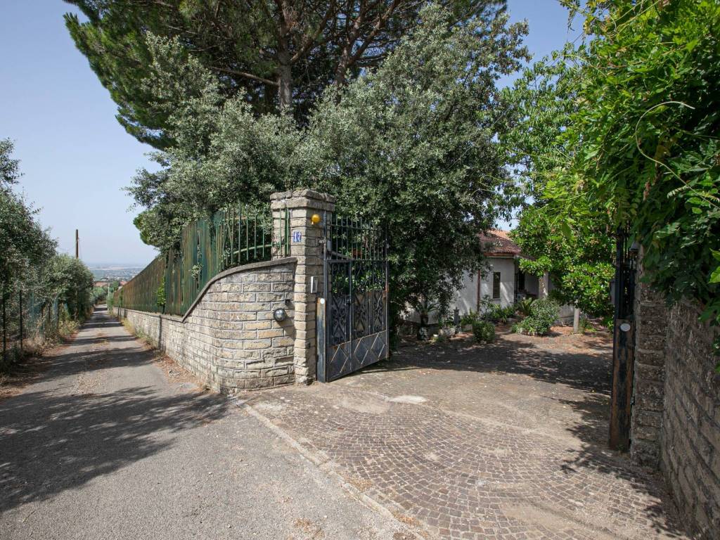 Villa con terrazzo, garage e terreno vista mare.