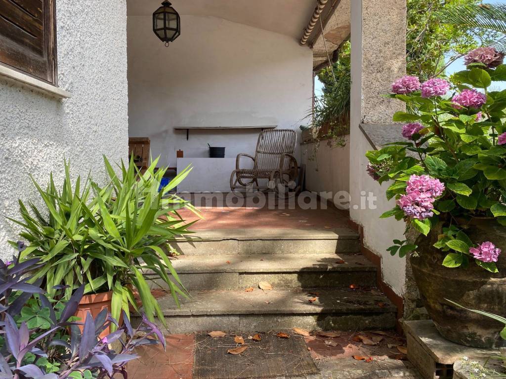 Villa con terrazzo, garage e terreno vista mare.